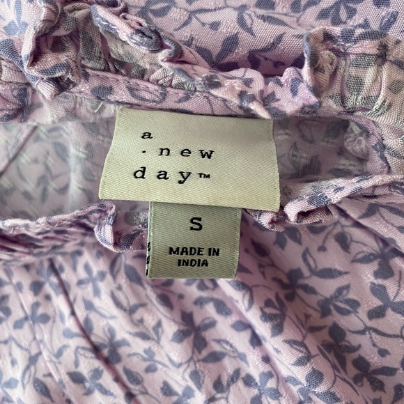 Adorable Target blouse - Picture 2 of 3